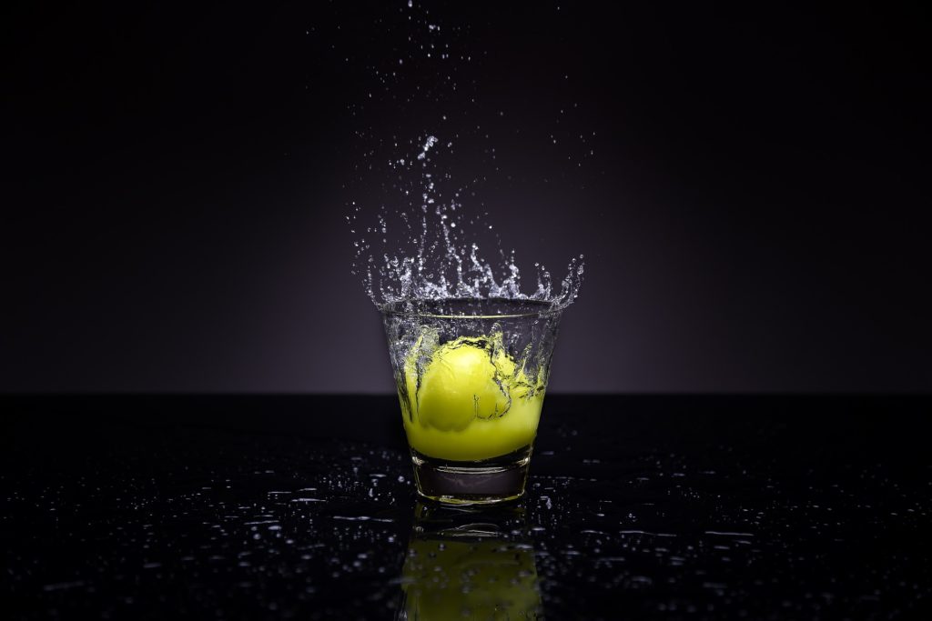 image verre d'eau avec citron