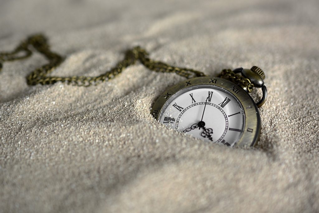 image montre dans le sable