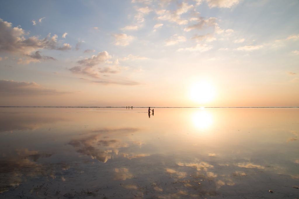 réflexion soleil eau et ciel